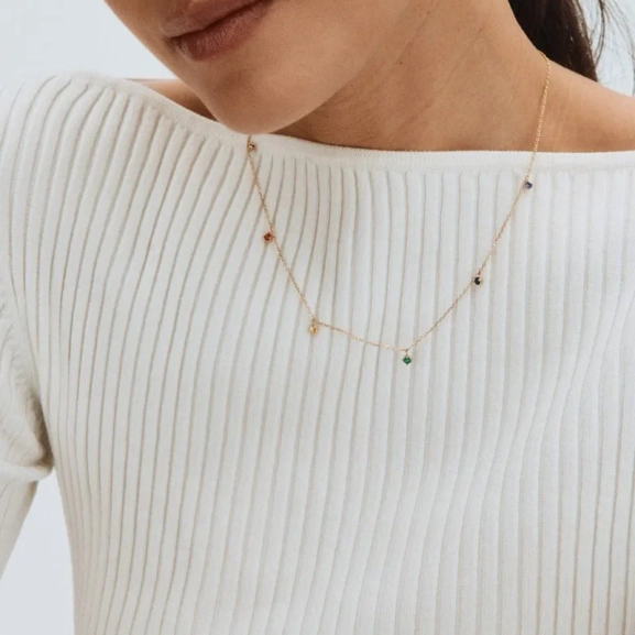 Edblad Rainbow Necklace i 14K guldplätering med regnbågsfärgade cubic zirconia-stenar på en 42-45 cm kedja. Artikelnummer 127843.