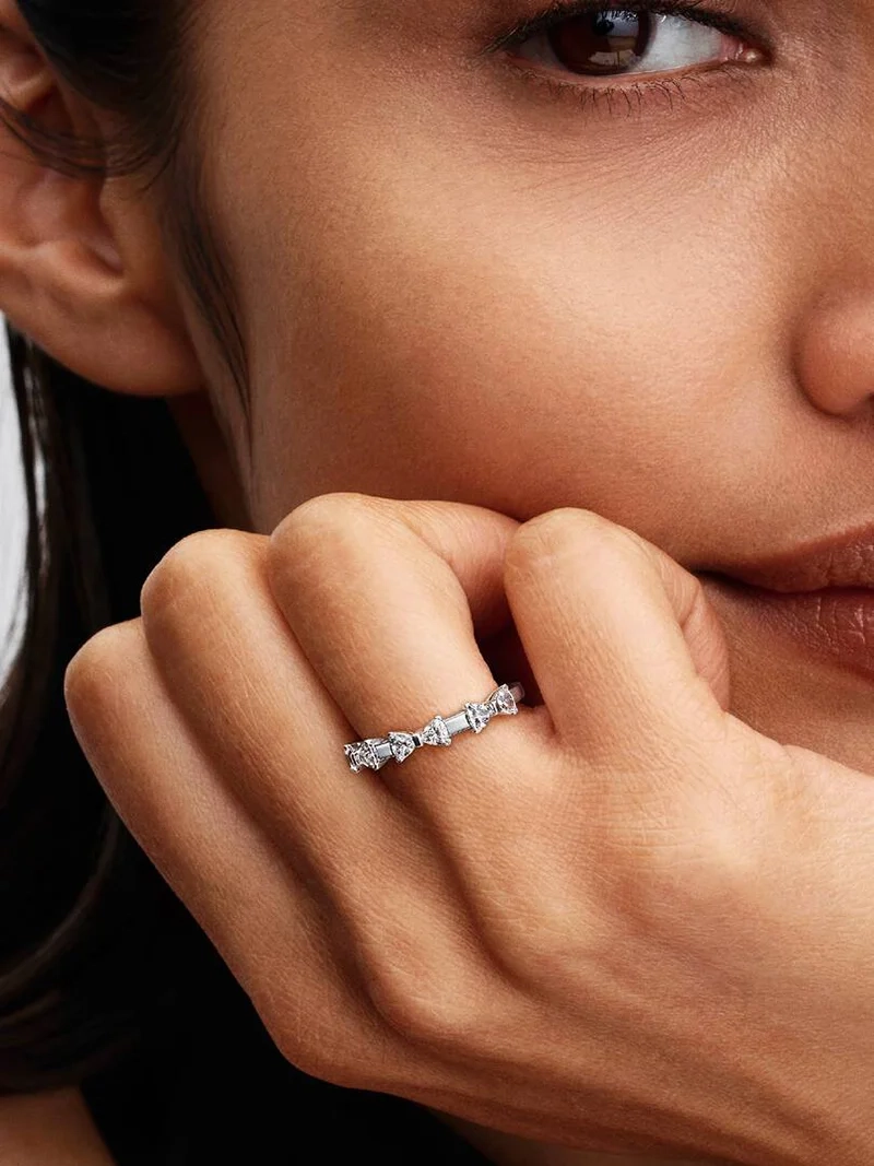 Ring med tre glittrande rosetter smyckade med cubic zirconia stenar på silverfäste från Pandora Timeless kollektionen.