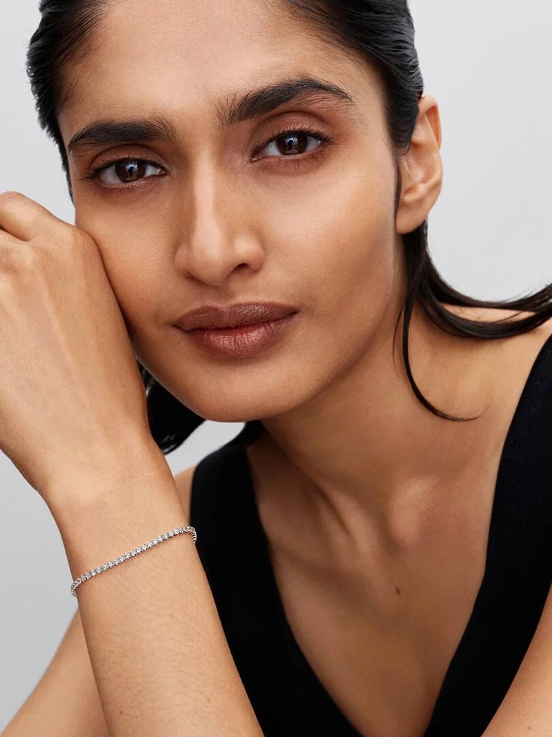 Tennisarmband med gnistrande runda stenar i silver från Pandora Timeless kollektionen.