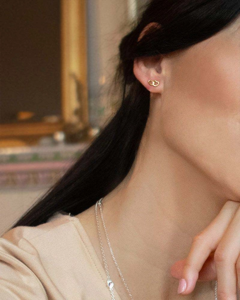 Love Studs Gold - Drakenberg Sjölin Örhängen - Snabb frakt & paketinslagning - Nordicspectra.se