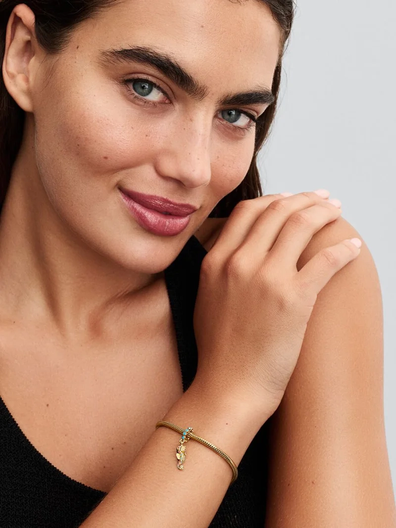 Berlocken med sjöhästen från Pandora är en vacker symbol för lycka och styrka. Guldpläterad sjöhäst med kubisk zirkonia