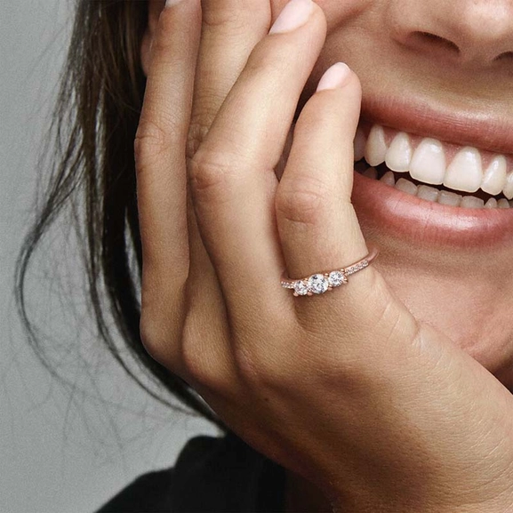 Ring med Tre Stenar Rosé - PANDORA - Snabb frakt & paketinslagning - Nordicspectra.se