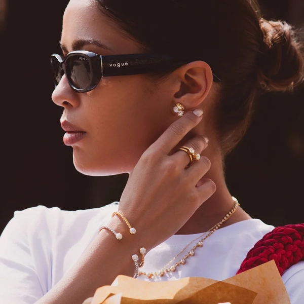 Mini Twisted Bracelet Gold Pearl - Caroline Svedbom - Snabb frakt & paketinslagning - Nordic Spectra