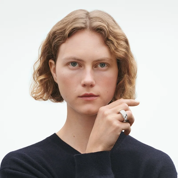 AW25_ECOM_ON-MODEL_REFLECT_SIGNET_RING_SILVER_50_20001638