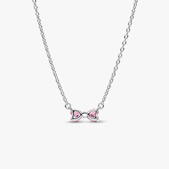 Rosa halsband med hjärtformade stenar i rosett av sterlingsilver från Pandora Timeless kollektionen. Justerbar längd för personlig stilanpassning.