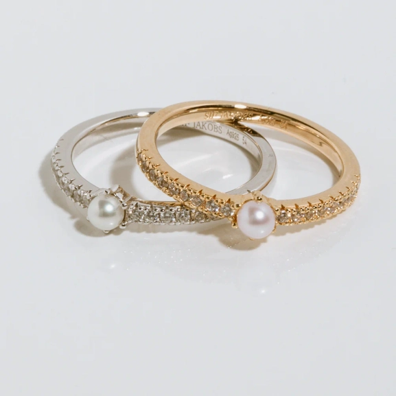 kuutiozirkonia ja makeanveden helmiä.