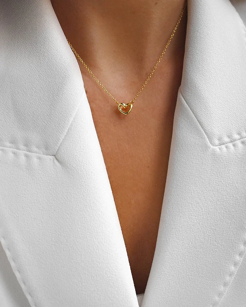 Produktbild av Drakenberg Sjölin Love Vibe Gold presentset med halsband och örhängen i 18K återvunnet guld