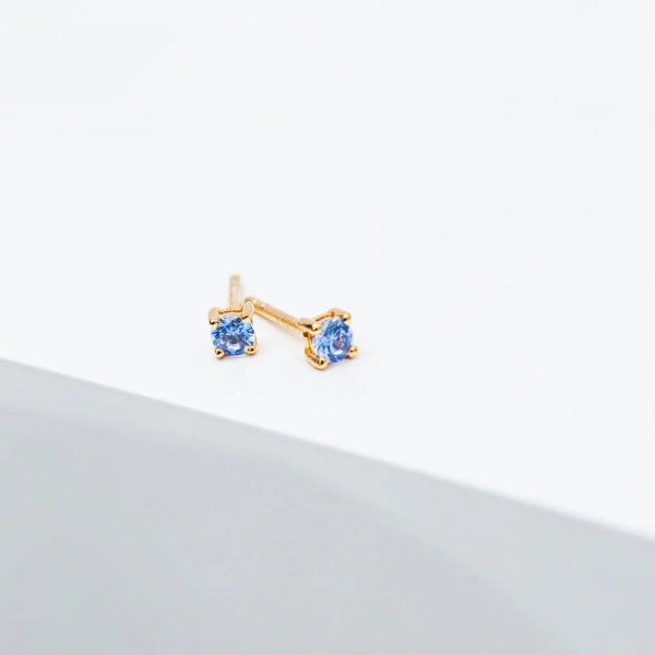 eleganta små örhängen med blå cubic zirconia i 18K guldpläterat silver.