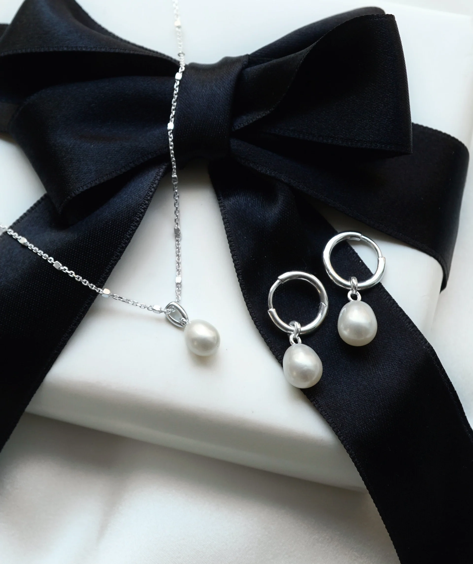 Set med pärlhalsband och matchande örhängen i återvunnet sterlingsilver med odlade sötvattenspärlor.