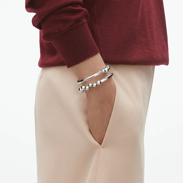 SS25_ECOM_ON-MODEL_MOONLIGHT GRAPES_BANGLE_20000659