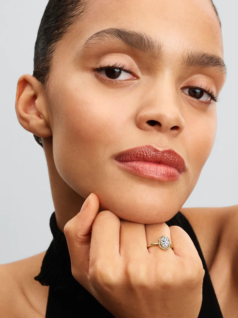 Oval Glittrande Halo Statementring Guld från Pandora Timeless - Förgylld ring med magnifik oval sten omgiven av en glänsande halo av små stenar. Skapa en strålande stil med denna ring!