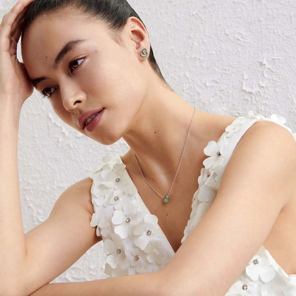 Daisy x Stine Goya Vivid Green Halsband - Georg Jensen örhängen - Snabb frakt & paketinslagning - Nordicspectra.se