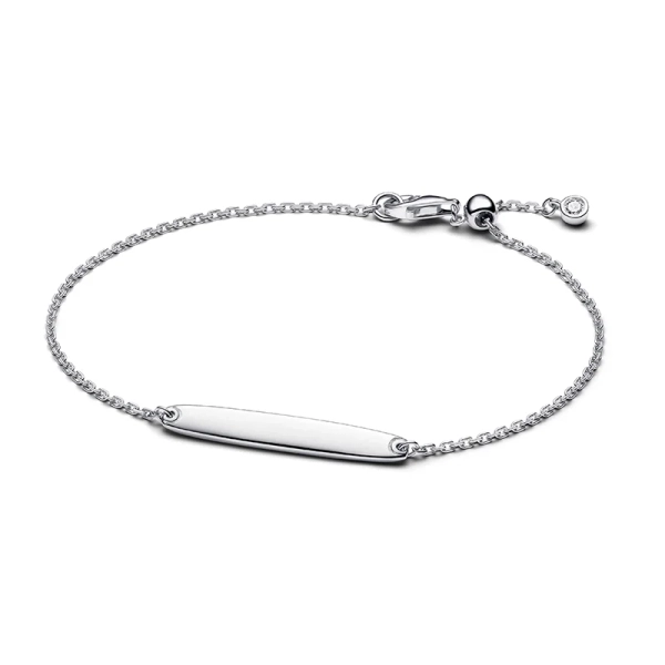 Armband med Bricka från Pandora Moments i sterlingsilver med Cubic Zirconia-stenar.