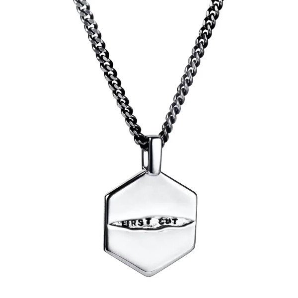 Silverhänge "First Cut Pendant" med hexagonal form och gravyr