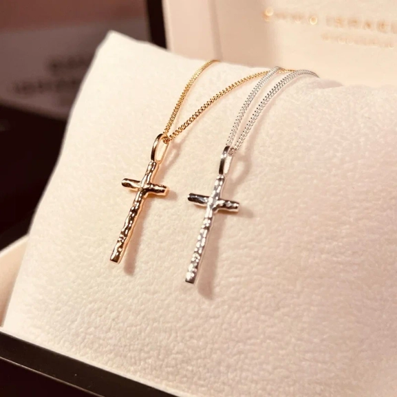 Organic Cross Necklace Gold - Emma Israelsson - 1-2 dagars leverans &  gratis paketinslagning