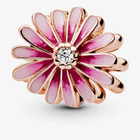 Pandoras rosa Tusensköna Berlock Rosé med handapplicerad rosa emalj och gnistrande kubiska zirkoniastenar. Symboliserar styrka och frihet.