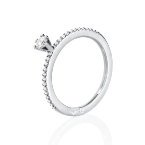 High On Love & Stars Ring i 18K vitguld med en briljantslipad diamant och pavéinfattade små diamanter längs den smala skenan.