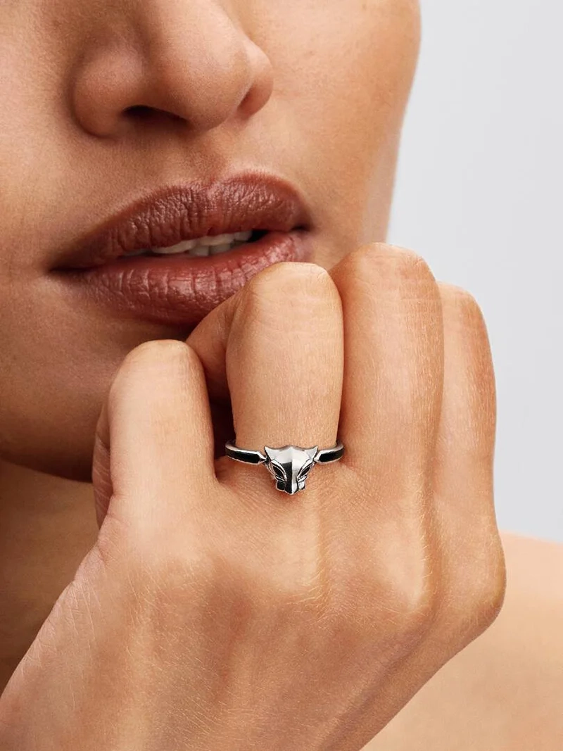 Marvel Black Panther Ring med djupsvarta konstgjorda ädelstenar och inskriptionen "WAKANDA FOREVER".
