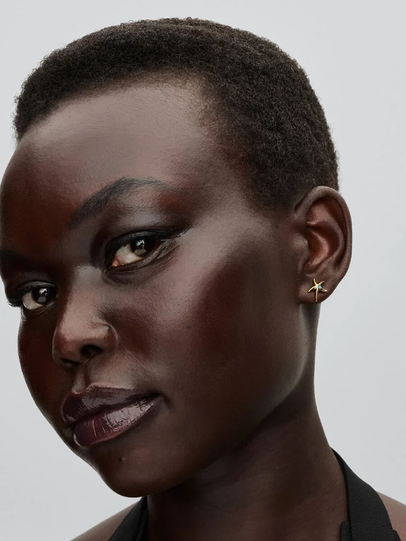 Sjöstjärna Stiftörhängen Guld. Förhöj din stil med dessa eleganta örhängen från Pandora. Tillverkade med omsorg och kärlek