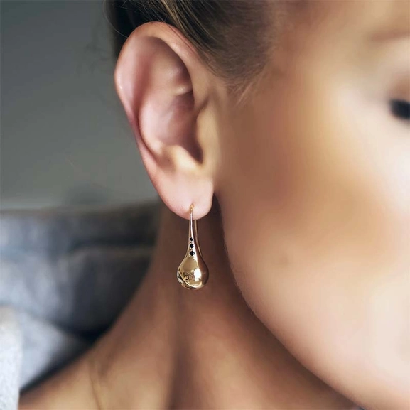 Drop Globe Stone Earrings Gold - Emma Israelsson - Suuri valikoima & ilmainen lahjapaketointi - Nordicspectra.fi