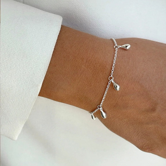 ein hübsches Armband aus Silber mit mehreren kleinen