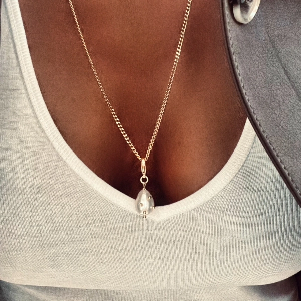 Baroque Stud Charm Gold: Ett elegant hänge med en unik sötvattenspärla och guldfärgade detaljer