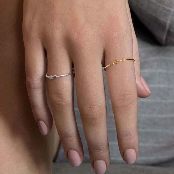 Women Unite Drop Ring Gold - Drakenberg Sjölin Ringar - Snabb frakt & paketinslagning - Nordicspectra.se