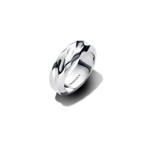 Räfflad bandring från Pandora i glänsande sterlingsilver med unikt vågmönster för modig och individuell stil. Symbol för frihet och självuttryck
