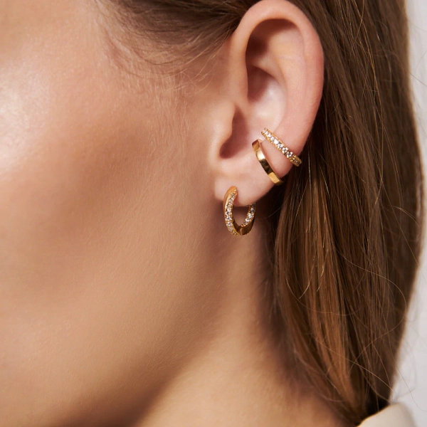 eleganta små örhängen i 18K guldpläterat silver med gnistrande cubic zirconia.