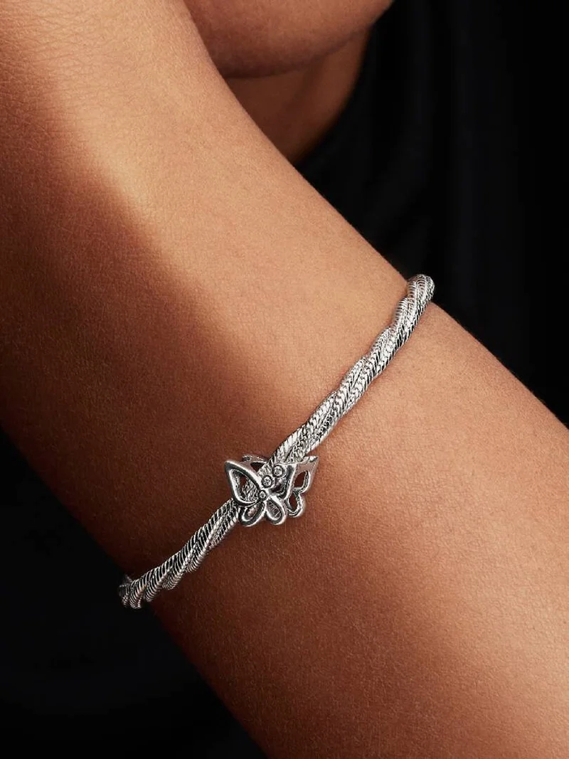 elegant smycke som symboliserar förändring och frihet.