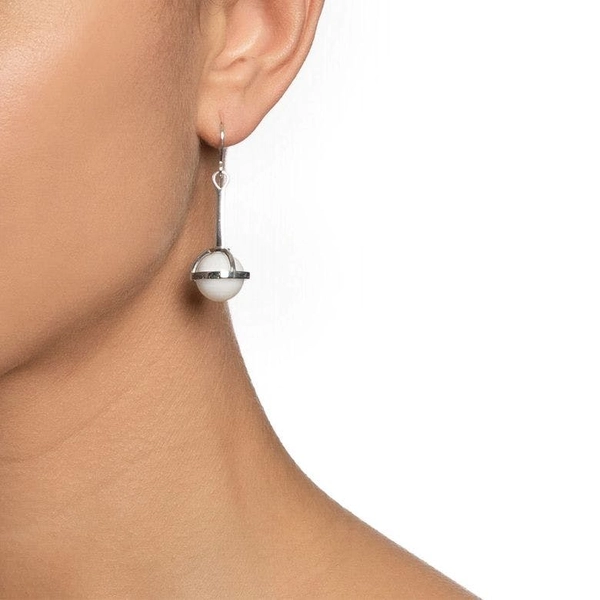 Amor Fati Globe Earrings - White Agate - Efva Attling örhängen - Snabb frakt & paketinslagning - Nordicspectra.se