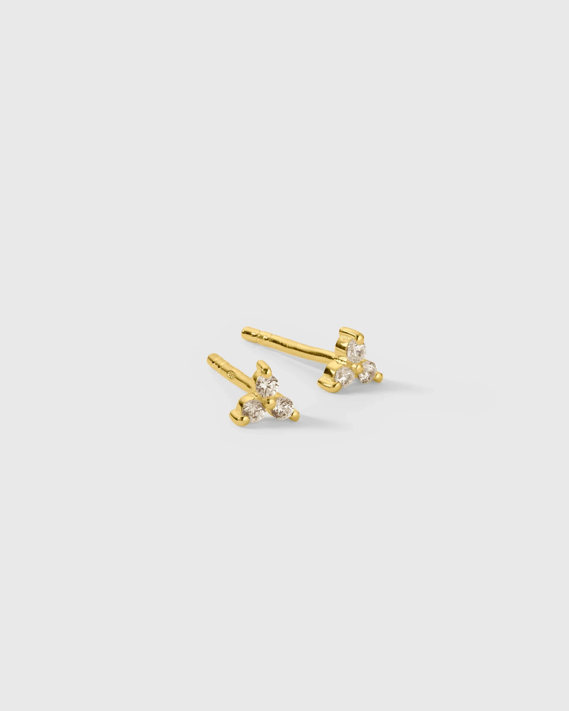 Celestia Studs Set Gold: Tre par guldpläterade silverörhängen med cubic zirconia i olika storlekar