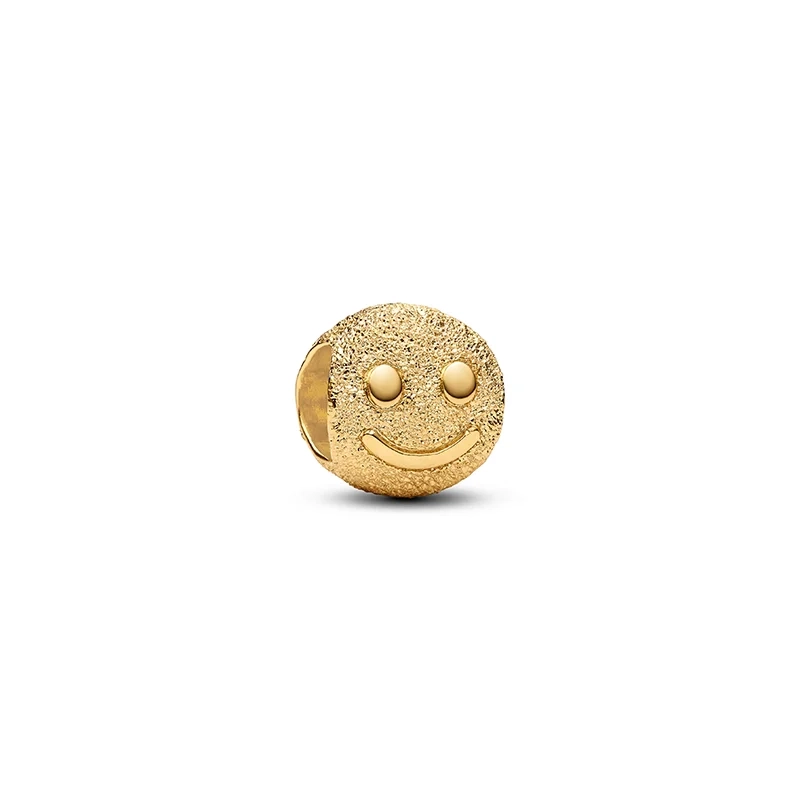 Eleganter Smiley-Charm aus Gold mit diamantähnlichem Finish von Pandora Moments. Bereichern Sie Ihre Schmucksammlung mit diesem Schmuckstück für zusätzlichen Glamour und Eleganz.