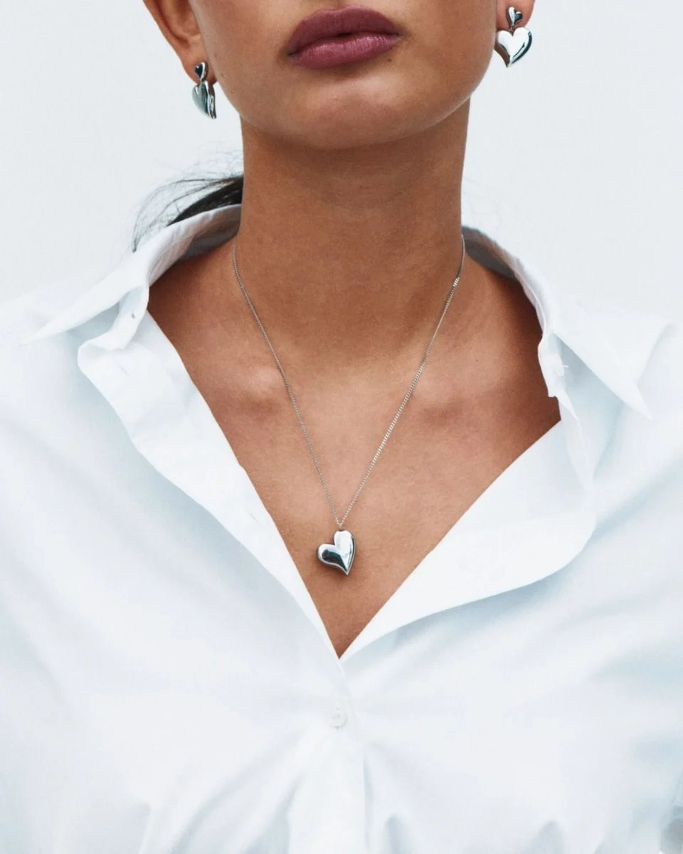 Stora hjärtformade örhängen i blankt rostfritt stål från Edblad Amorina