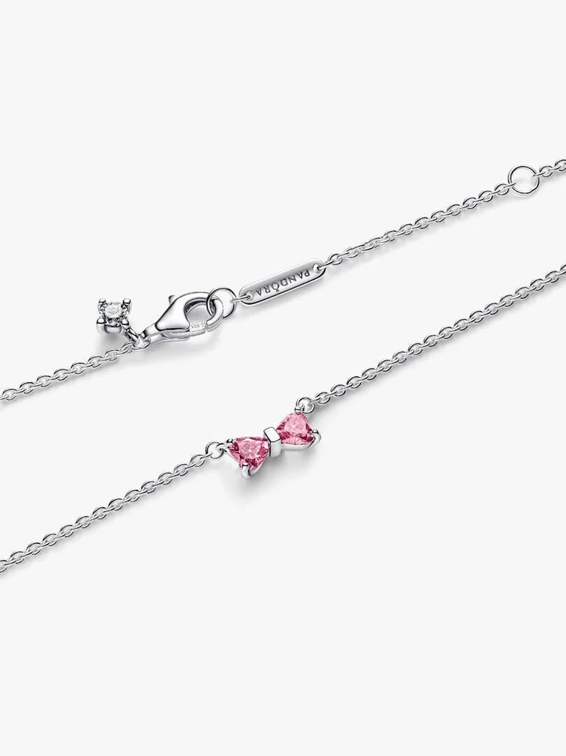 Rosa halsband med hjärtformade stenar i rosett av sterlingsilver från Pandora Timeless kollektionen. Justerbar längd för personlig stilanpassning.