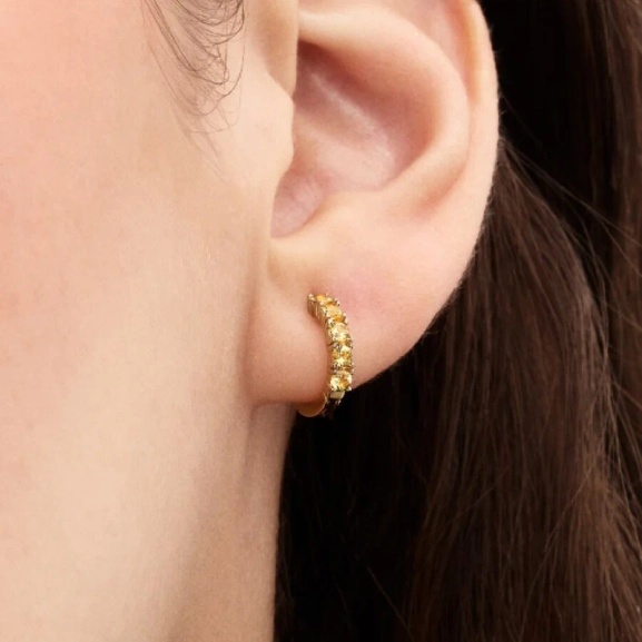 Gula Huggie Örhängen Guld från Pandora Timeless kollektionen med Cubic Zirconia stenar och 14 karat guldplätering.