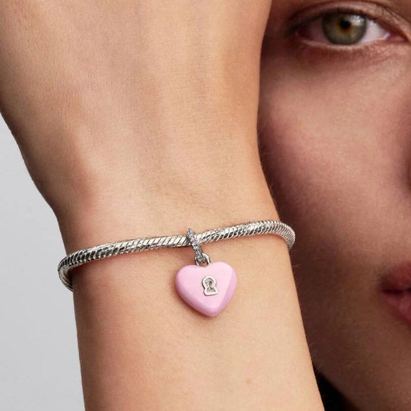 rosafarbener Keramik-Anhänger von Pandora mit Zirkonia-Stein und der Gravur „DEIN“. Ein Symbol ewiger Liebe
