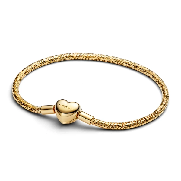 Moments Facettiertes Schlangenkettenarmband mit Herzverschluss in Gold – Das elegante Design von Pandora symbolisiert Liebe und Leidenschaft