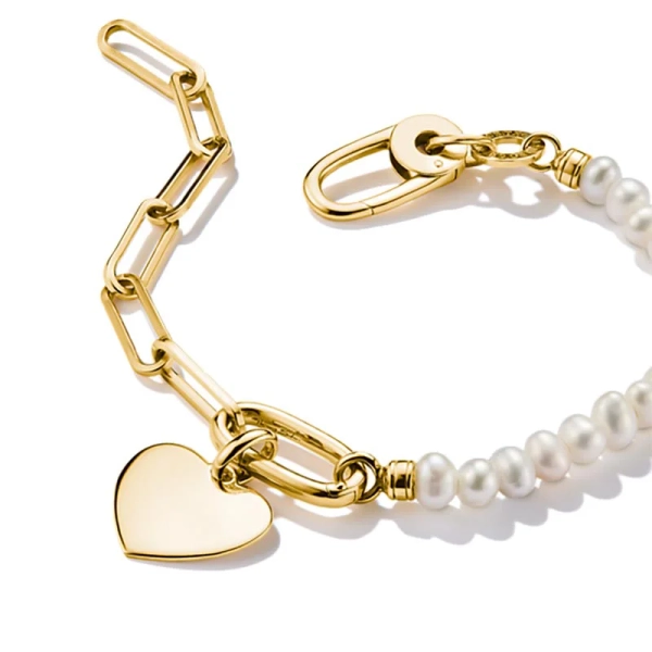 Charm Club Connect Paperclip & Pärlor Armband Guld med sötvattenpärlor och 18K guldpläterade länkar från Thomas Sabo.