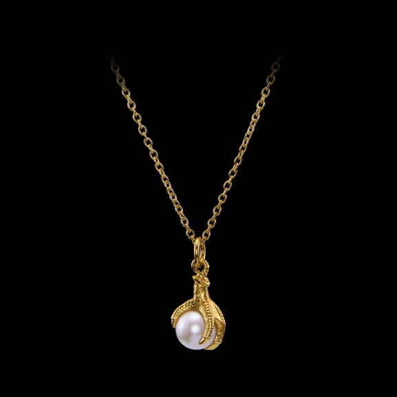 Perlenkette „Claw Pearl Necklace Gold“ mit Süßwasserperle und krallenartiger Verzierung aus 18-karätig vergoldetem Silber von Maria Nilsdotter.