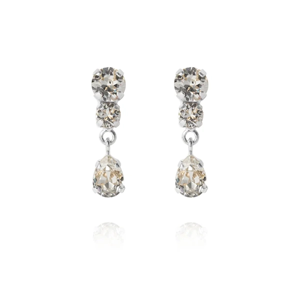 Eleganta droppformade örhängen med gnistrande Swarovski-kristaller och rhodiumpläterad mässing från Caroline Svedbom.