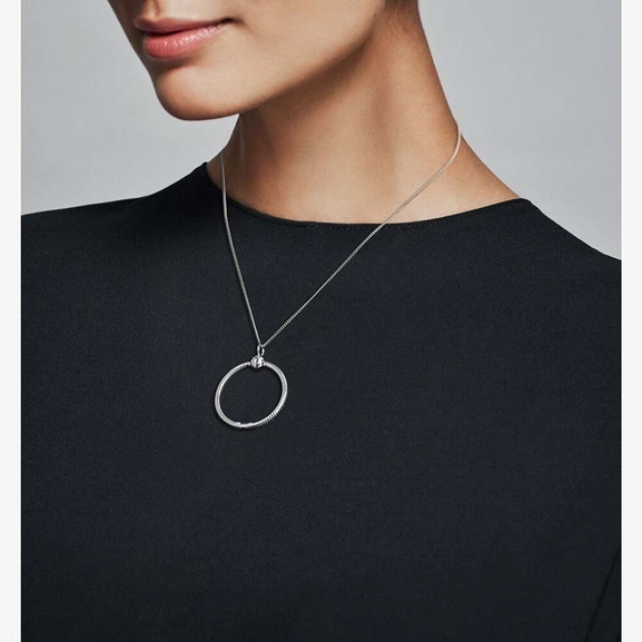 Pandora Moments Medium O Pendant - PANDORA - Suuri valikoima & ilmainen lahjapaketointi - Nordicspectra.fi
