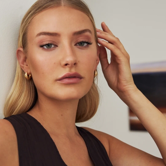 elegante Creolen aus 18-karätig vergoldetem Messing mit einer sanft skulpturalen Form