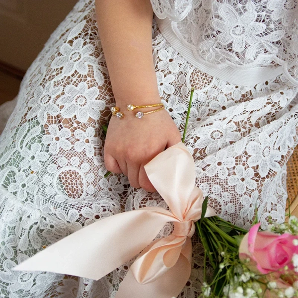 designat för brudnäbbar. Från Caroline Svedbom Bridal Collection.