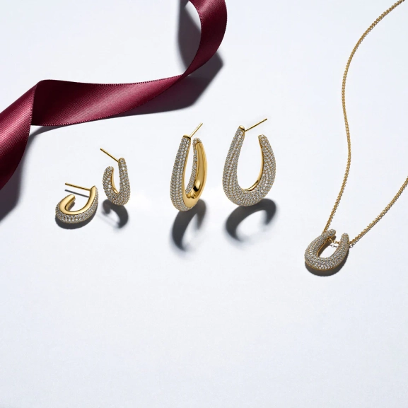 Goccia Halsband Guld från Sif Jakobs i 18K guldpläterat silver med gnistrande cubic zirconia
