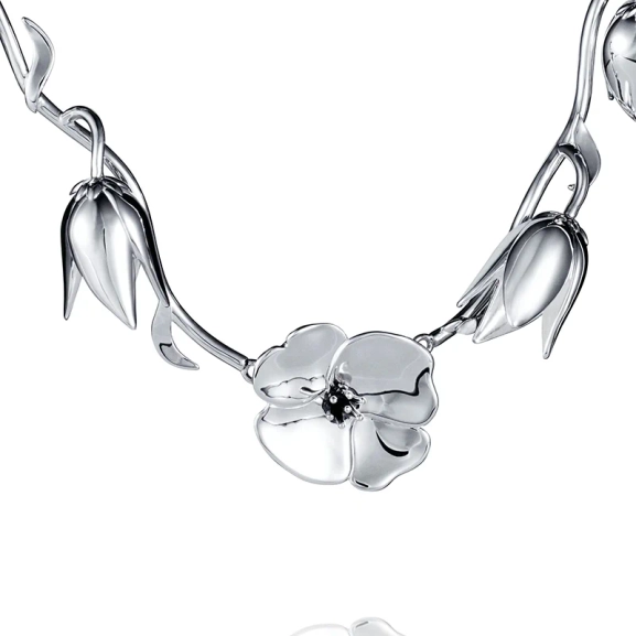 mittblomma som blickfång. Justerbar längd 40-45 cm. Från Efva Attling.