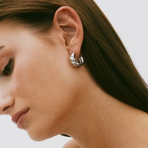 skulpturala örhängen i polerat rostfritt stål från Edblad