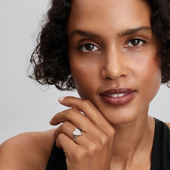 symbol för gemenskap och kärlek. Eleganta designen smyckar din hand med stil och elegans