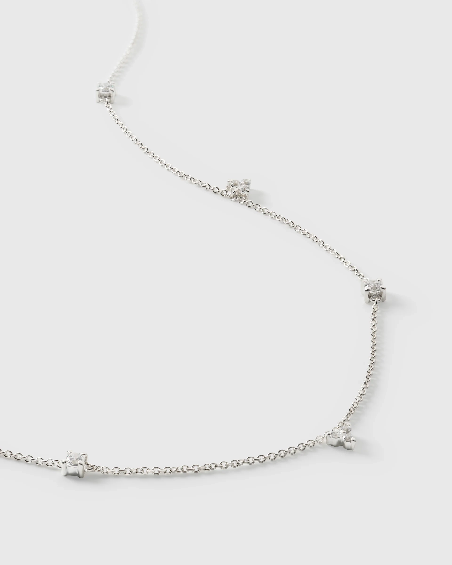 Celestia Necklace Silver – elegant halsband i återvunnet silver med gnistrande kubiska zirkoner