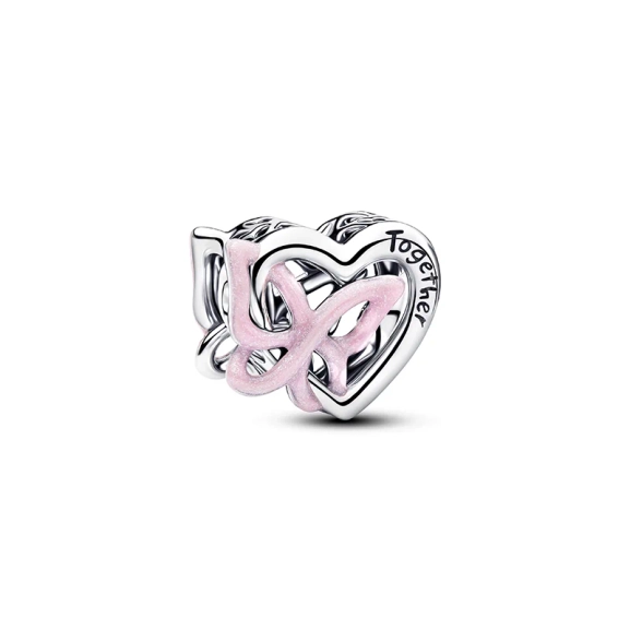 Pandora-Charm „Ineinander verschlungenes Herz & Schmetterling“ aus Silber mit rosa Emaille und den Gravuren „Together“ und „We have it all“.
